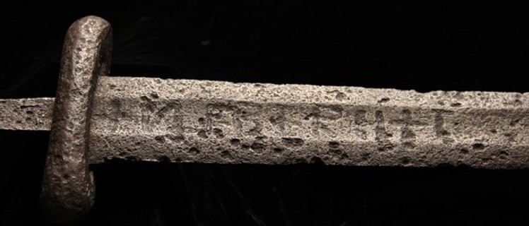 Photo d'une épée Ulfberht, focus sur l'inscription.