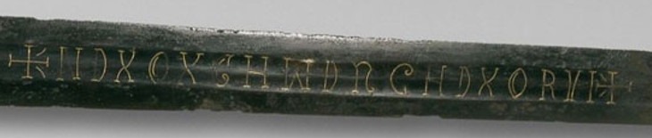 Photo de l'épée avec zoom sur l'inscription.