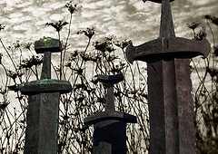 photo de trois anciennes épées..